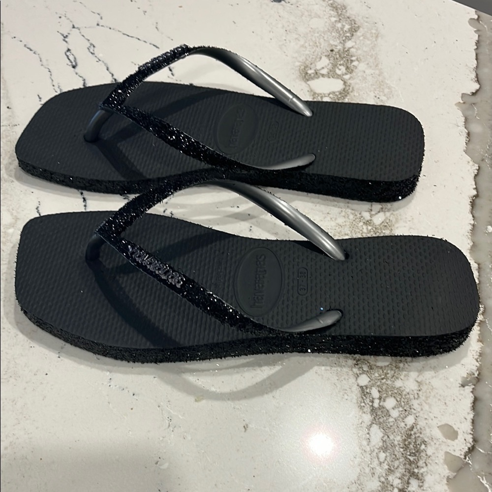 Havaianas Black Sandals Classic Flip-Flop Design